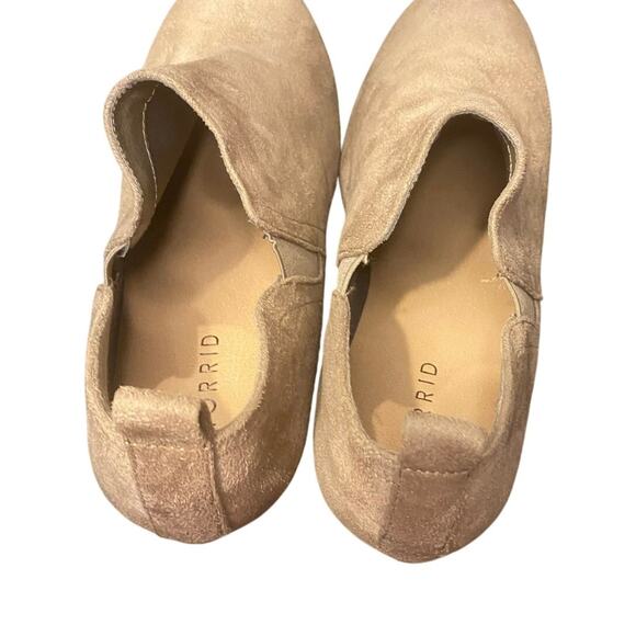 Torrid Tan Faux Suede Heeled Booties Size 10W Low Dip Ankle Boots Style L8333-02 - Picture 4 of 7